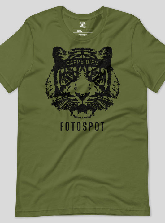 Unisex: Fotospot Carpe Diem Tee - Olive